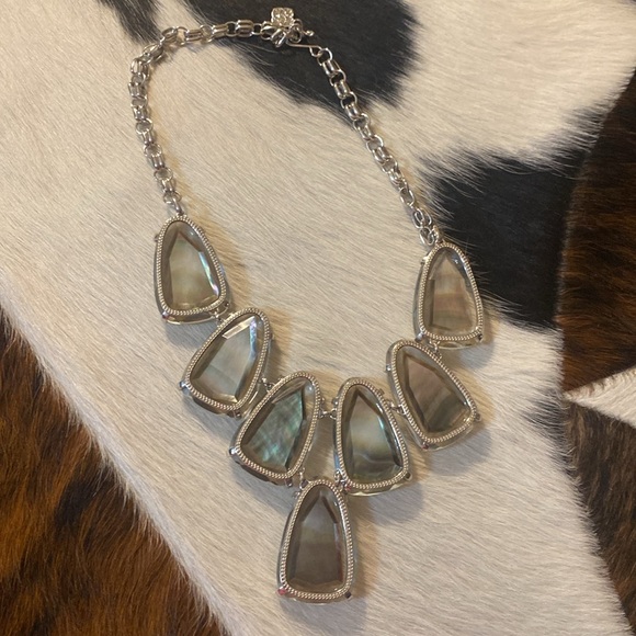 Kendra Scott Statement necklace - Picture 2 of 3